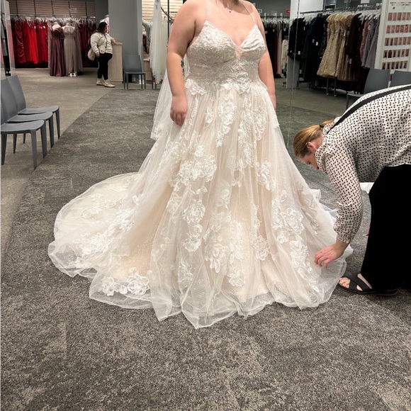 Brand new wedding dress - Picture 2 of 2